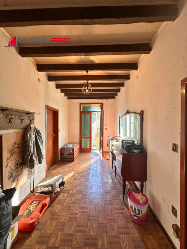 Un’antica dimora dal fascino autentico, immersa nel silenzio e nella natura.
Questa proprietà è c...