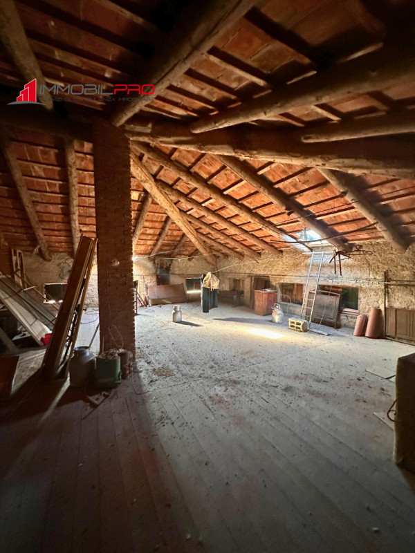 Un’antica dimora dal fascino autentico, immersa nel silenzio e nella natura.
Questa proprietà è c...