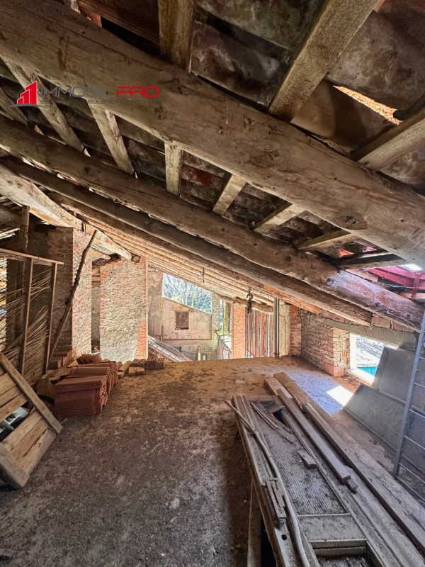 Un’antica dimora dal fascino autentico, immersa nel silenzio e nella natura.
Questa proprietà è c...