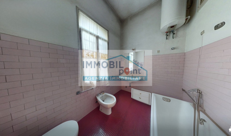 A Padova, in località Brusegana, a pochi minuti dal centro storico, proponiamo in vendita una spl...