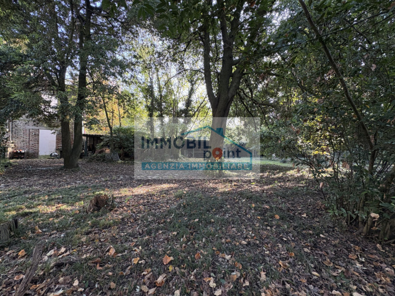 A Padova, in località Brusegana, a pochi minuti dal centro storico, proponiamo in vendita una spl...