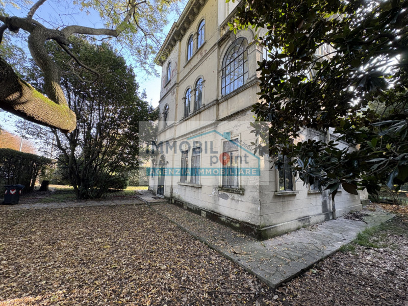 A Padova, in località Brusegana, a pochi minuti dal centro storico, proponiamo in vendita una spl...