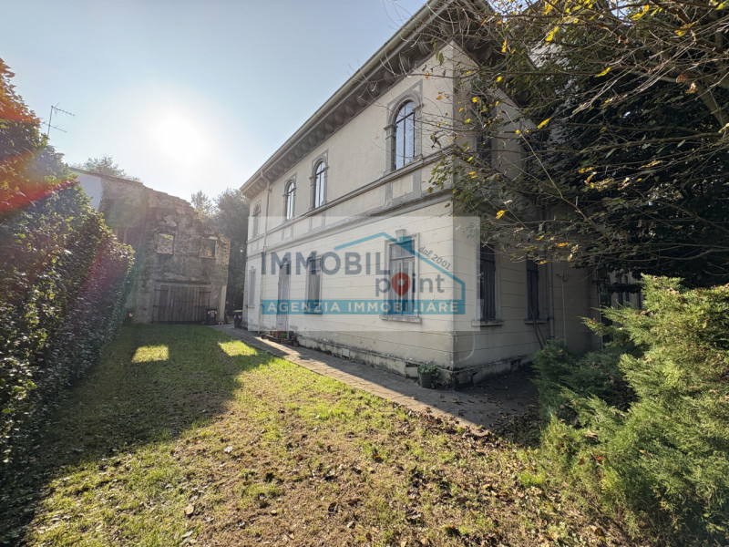 A Padova, in località Brusegana, a pochi minuti dal centro storico, proponiamo in vendita una spl...