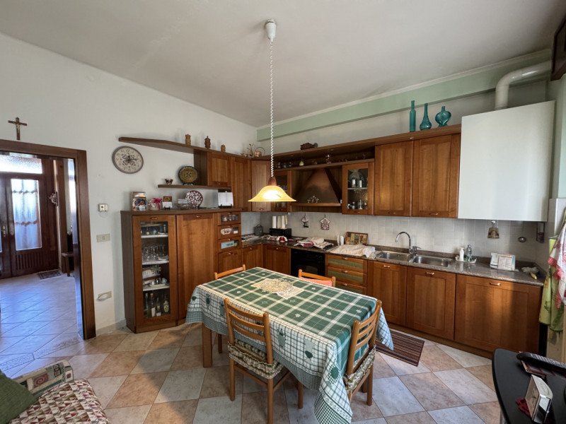 In località Almisano porzione di bifamiliare disposta su unico piano e composta da soggiorno, cuc...