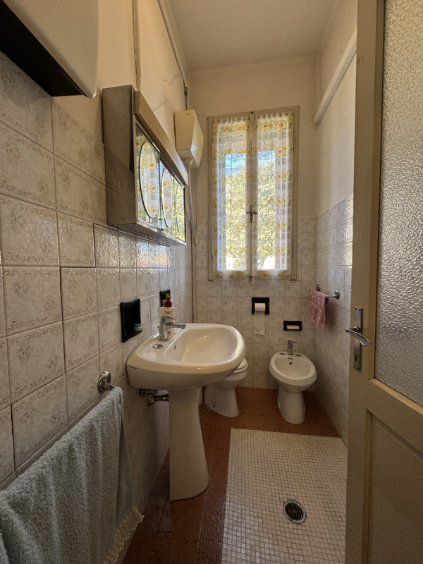 In località Almisano porzione di bifamiliare disposta su unico piano e composta da soggiorno, cuc...