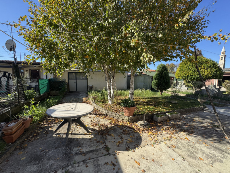 In località Almisano porzione di bifamiliare disposta su unico piano e composta da soggiorno, cuc...