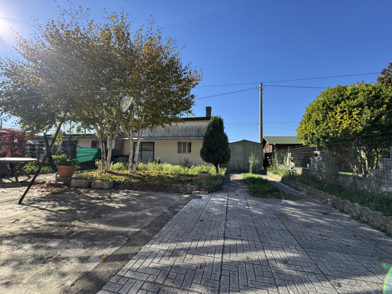 In località Almisano porzione di bifamiliare disposta su unico piano e composta da soggiorno, cuc...