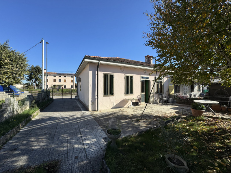 In località Almisano porzione di bifamiliare disposta su unico piano e composta da soggiorno, cuc...