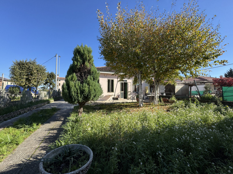 In località Almisano porzione di bifamiliare disposta su unico piano e composta da soggiorno, cuc...