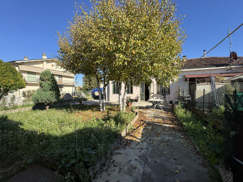 In località Almisano porzione di bifamiliare disposta su unico piano e composta da soggiorno, cuc...