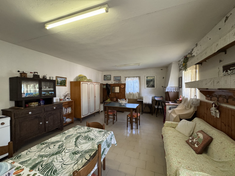 In località Almisano porzione di bifamiliare disposta su unico piano e composta da soggiorno, cuc...