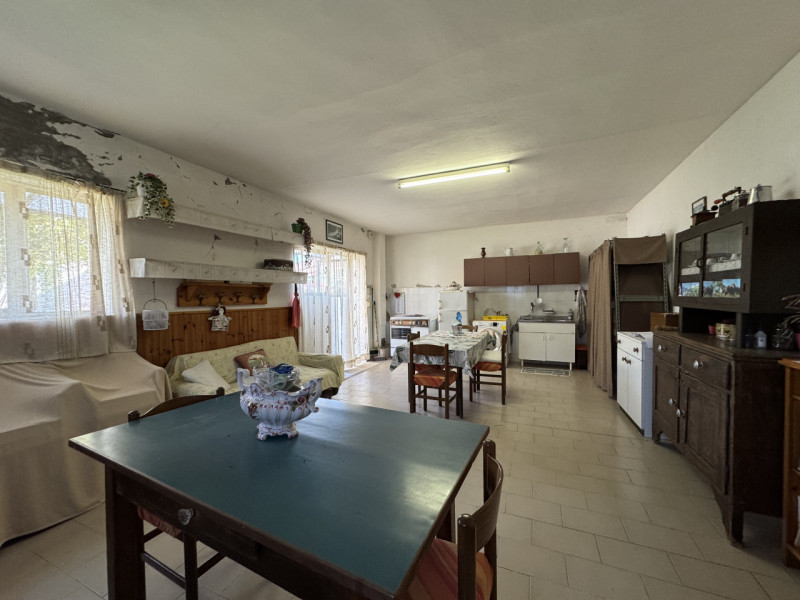 In località Almisano porzione di bifamiliare disposta su unico piano e composta da soggiorno, cuc...