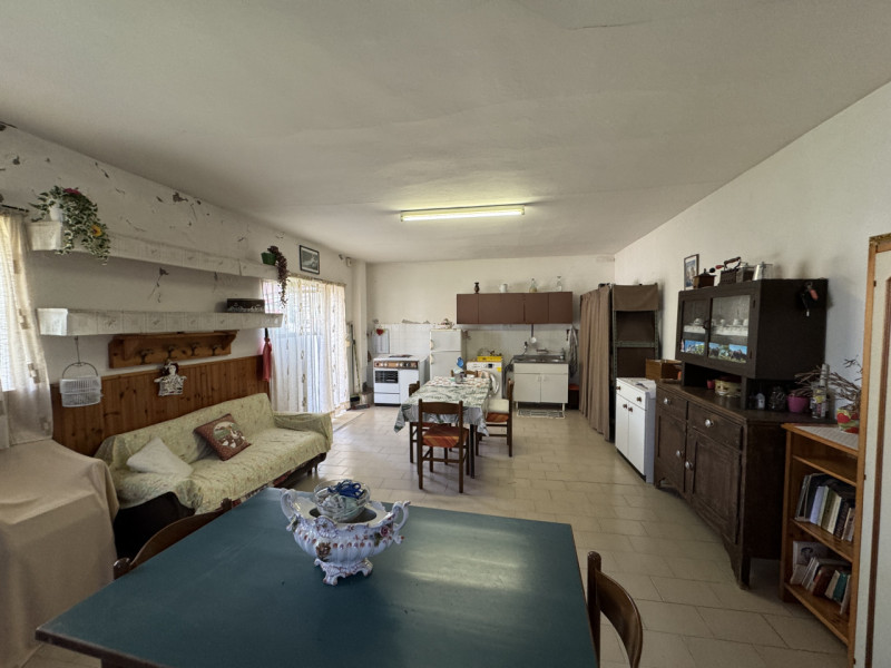 In località Almisano porzione di bifamiliare disposta su unico piano e composta da soggiorno, cuc...