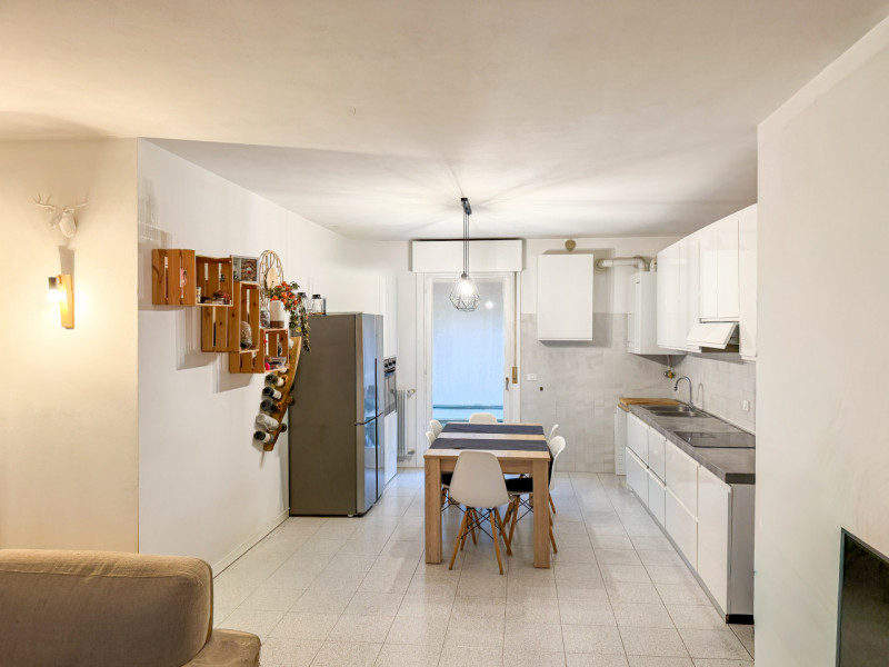 (Per INFO Vittorio 3517343301) In un elegante e tranquillo contesto residenziale del 1991, compos...