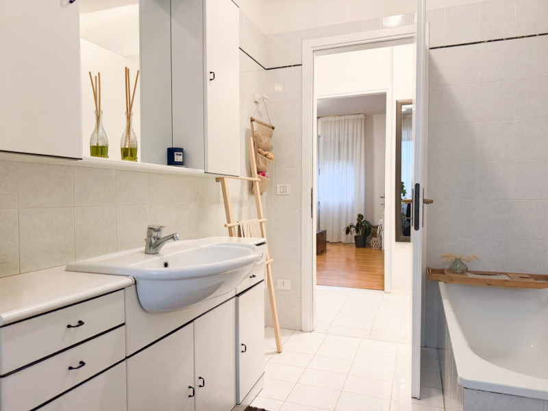 (Per INFO Vittorio 3517343301) In un elegante e tranquillo contesto residenziale del 1991, compos...