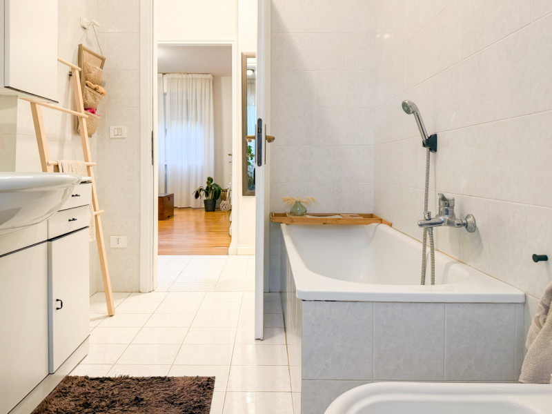 (Per INFO Vittorio 3517343301) In un elegante e tranquillo contesto residenziale del 1991, compos...