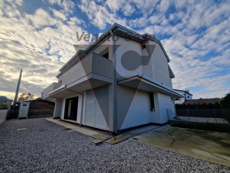 Scopri questa affascinante bifamiliare al grezzo situata nel centro di Piazzola sul Brenta.
Con u...