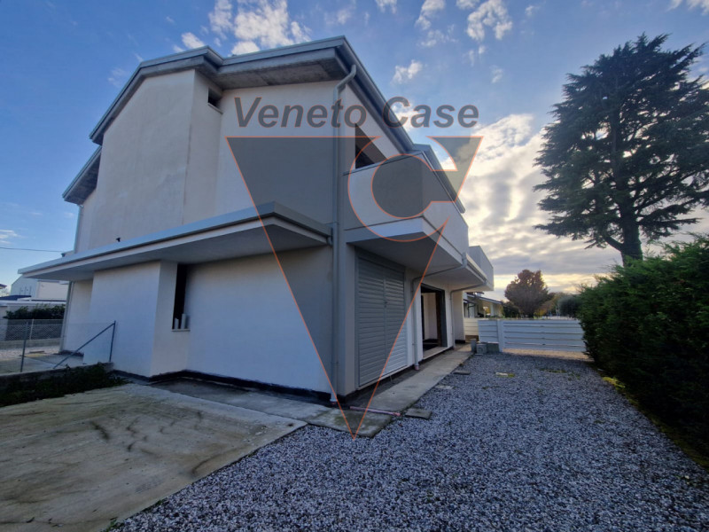 Scopri questa affascinante bifamiliare al grezzo situata nel centro di Piazzola sul Brenta.
Con u...