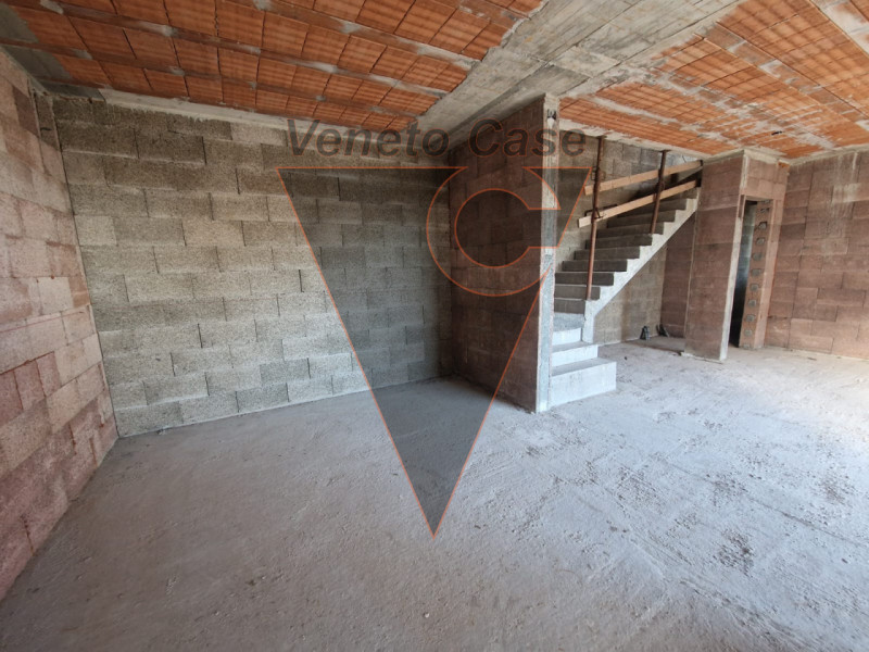 Scopri questa affascinante bifamiliare al grezzo situata nel centro di Piazzola sul Brenta.
Con u...