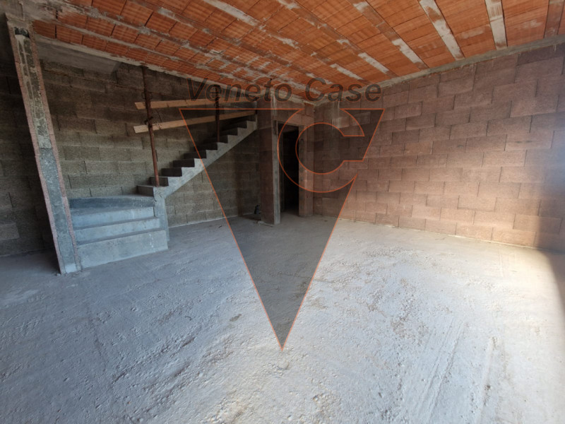 Scopri questa affascinante bifamiliare al grezzo situata nel centro di Piazzola sul Brenta.
Con u...