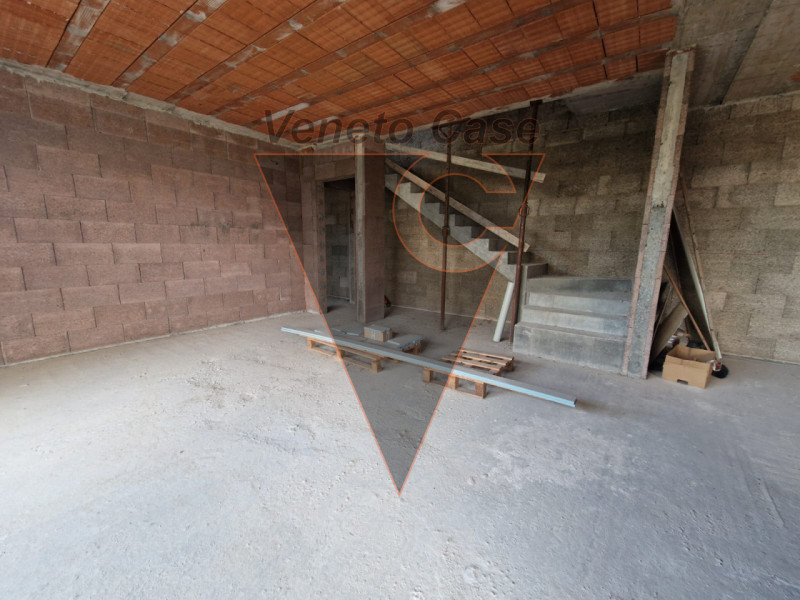 Scopri questa affascinante bifamiliare al grezzo situata nel centro di Piazzola sul Brenta.
Con u...