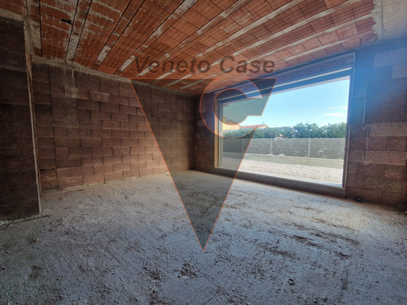 Scopri questa affascinante bifamiliare al grezzo situata nel centro di Piazzola sul Brenta.
Con u...