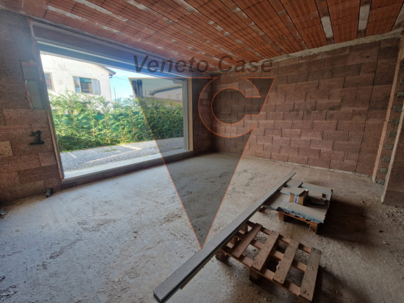 Scopri questa affascinante bifamiliare al grezzo situata nel centro di Piazzola sul Brenta.
Con u...
