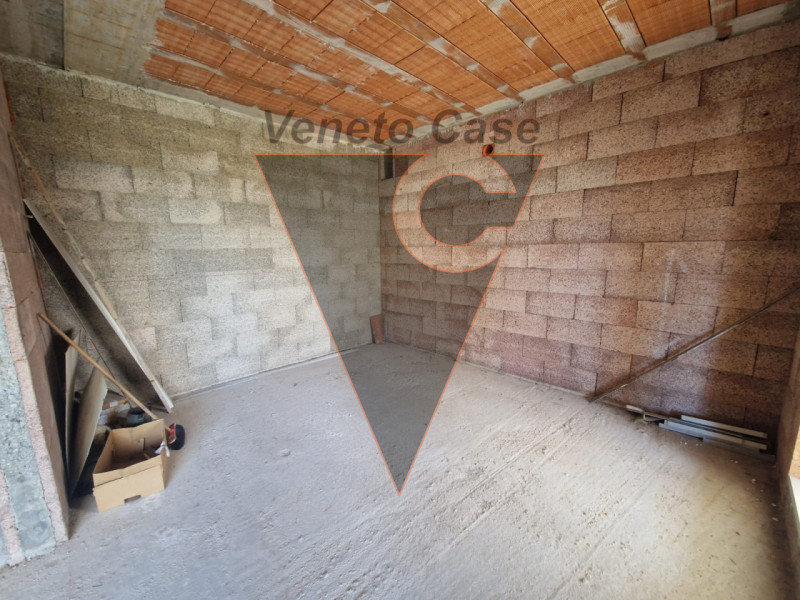 Scopri questa affascinante bifamiliare al grezzo situata nel centro di Piazzola sul Brenta.
Con u...