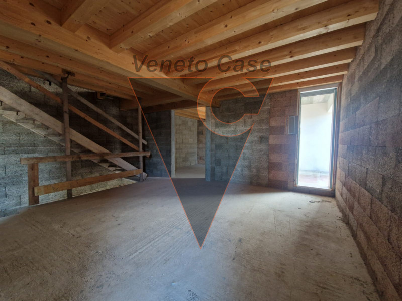 Scopri questa affascinante bifamiliare al grezzo situata nel centro di Piazzola sul Brenta.
Con u...