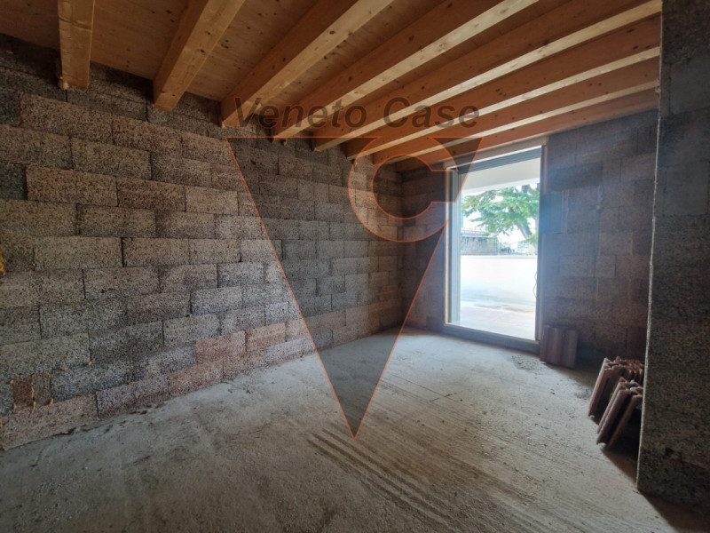 Scopri questa affascinante bifamiliare al grezzo situata nel centro di Piazzola sul Brenta.
Con u...