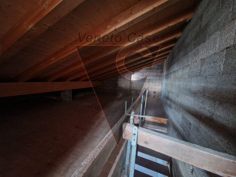 Scopri questa affascinante bifamiliare al grezzo situata nel centro di Piazzola sul Brenta.
Con u...