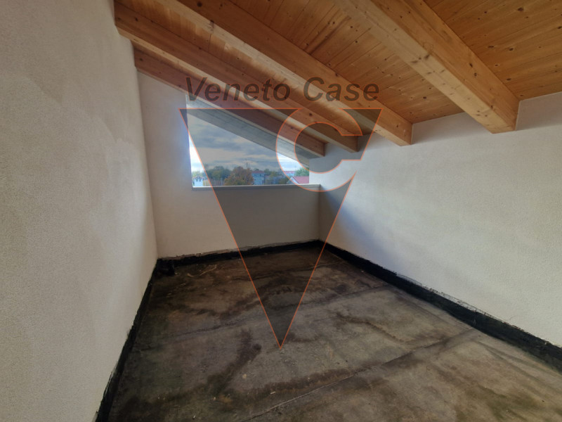 Scopri questa affascinante bifamiliare al grezzo situata nel centro di Piazzola sul Brenta.
Con u...