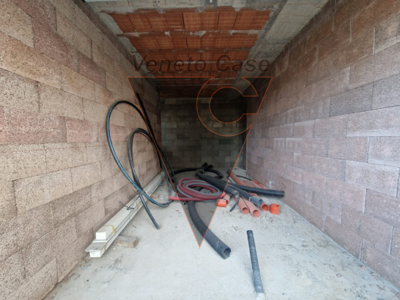 Scopri questa affascinante bifamiliare al grezzo situata nel centro di Piazzola sul Brenta.
Con u...