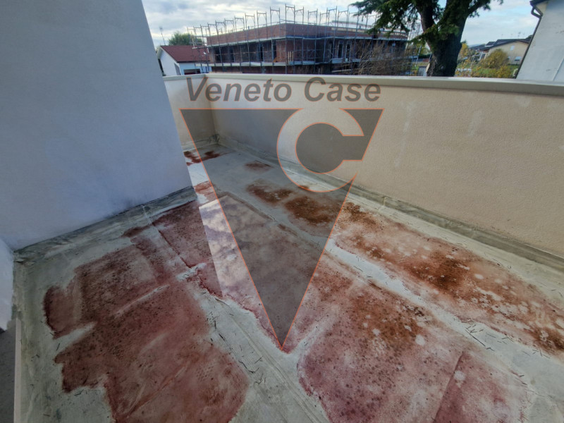 Scopri questa affascinante bifamiliare al grezzo situata nel centro di Piazzola sul Brenta.
Con u...