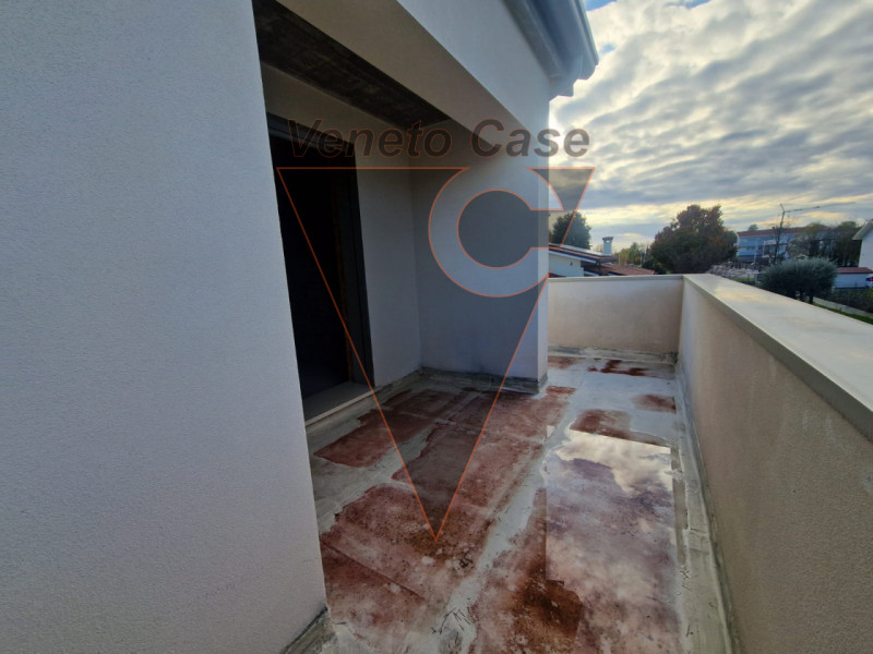 Scopri questa affascinante bifamiliare al grezzo situata nel centro di Piazzola sul Brenta.
Con u...