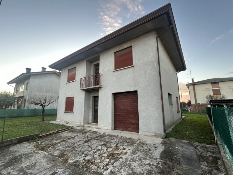 Nel cuore di Mestrino, a pochi passi da tutti i servizi e a breve distanza dal futuro capolinea d...