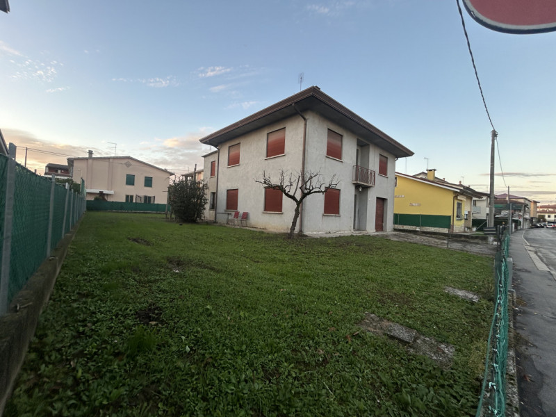 Nel cuore di Mestrino, a pochi passi da tutti i servizi e a breve distanza dal futuro capolinea d...