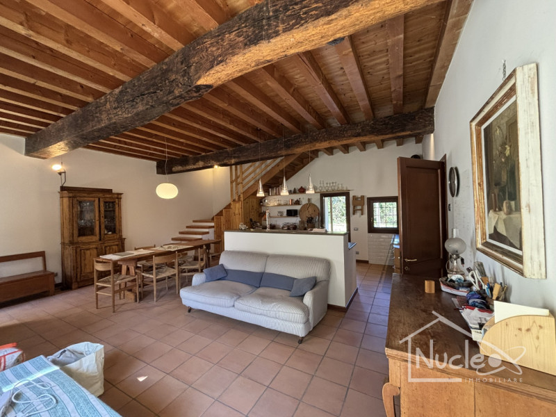 A Rovolon, zona Bastia, affittassi porzione centrale di casa a schiera, disposta su due livelli d...