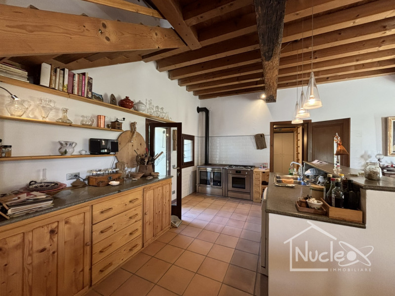 A Rovolon, zona Bastia, affittassi porzione centrale di casa a schiera, disposta su due livelli d...