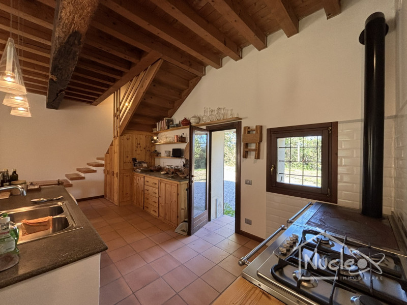 A Rovolon, zona Bastia, affittassi porzione centrale di casa a schiera, disposta su due livelli d...