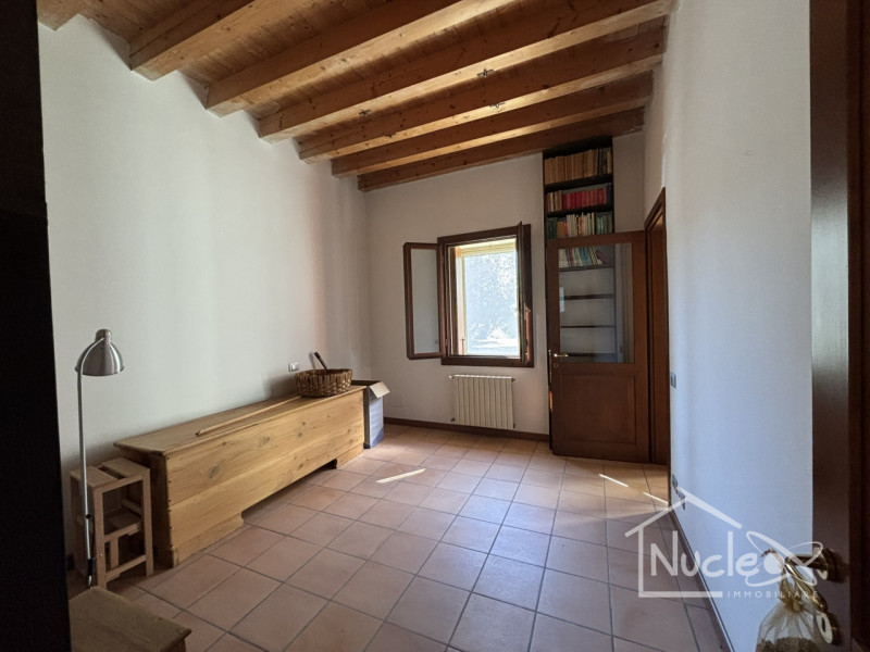 A Rovolon, zona Bastia, affittassi porzione centrale di casa a schiera, disposta su due livelli d...