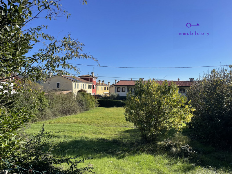 In vendita un terreno edificabile di 1006 mq in zona residenziale tranquilla, a pochi minuti da t...