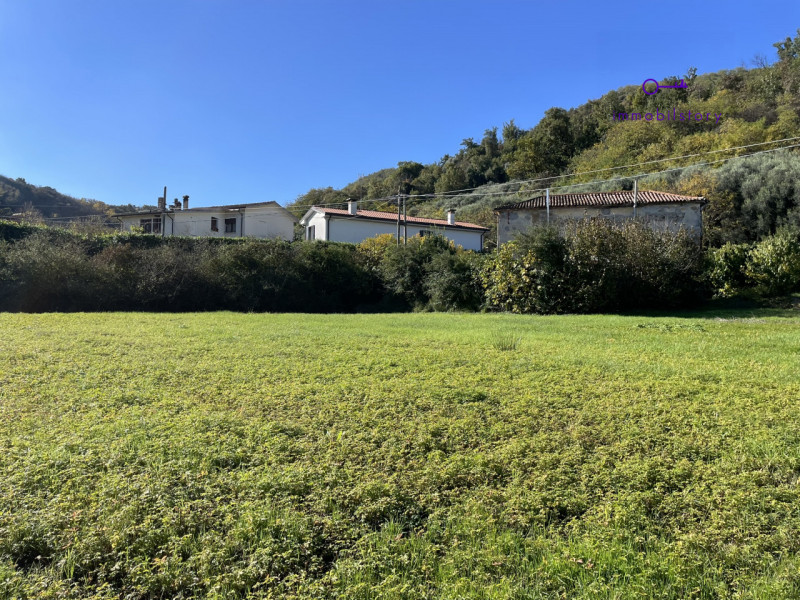 In vendita un terreno edificabile di 1006 mq in zona residenziale tranquilla, a pochi minuti da t...