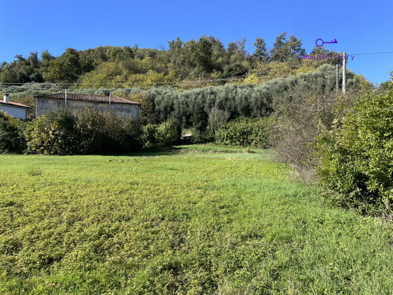 In vendita un terreno edificabile di 1006 mq in zona residenziale tranquilla, a pochi minuti da t...