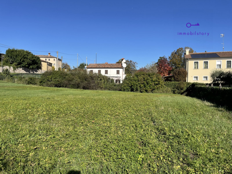 In vendita un terreno edificabile di 1006 mq in zona residenziale tranquilla, a pochi minuti da t...