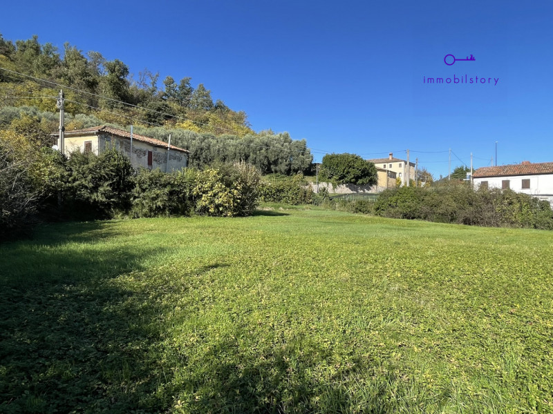In vendita un terreno edificabile di 1006 mq in zona residenziale tranquilla, a pochi minuti da t...