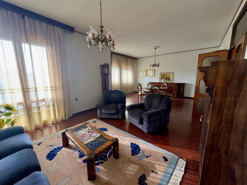 COMPOSIZIONE:
Villetta singola, caratterizzata da un porticato vivibile, utilizzabile anche per p...