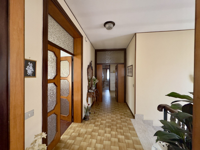 COMPOSIZIONE:
Villetta singola, caratterizzata da un porticato vivibile, utilizzabile anche per p...