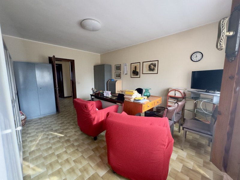 COMPOSIZIONE:
Villetta singola, caratterizzata da un porticato vivibile, utilizzabile anche per p...