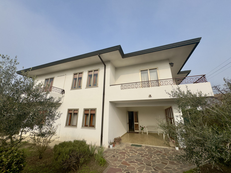 COMPOSIZIONE:
Villetta singola, caratterizzata da un porticato vivibile, utilizzabile anche per p...